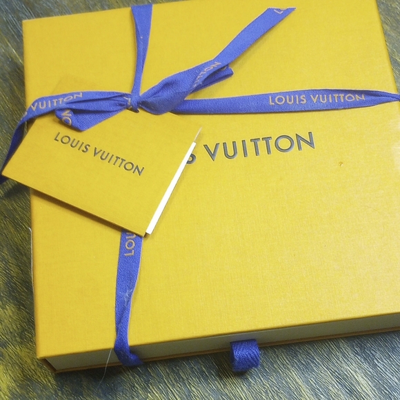 Louis Vuitton iconic symbol pink scarf - Picture 3 of 10